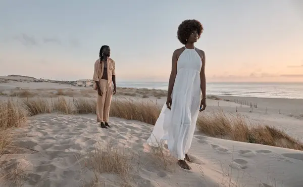 Повне Тіло Африканця Дредлоками Стоять Піщаному Пляжі Позаду Жінки Білій Стокове Фото