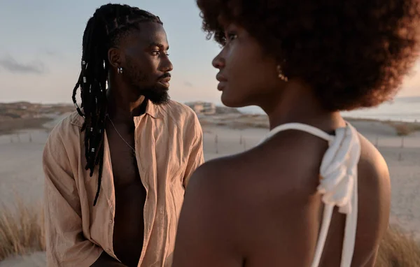 Junge Afrikanerin Mit Afro Haaren Steht Neben Freund Mit Dreadlocks — Stockfoto