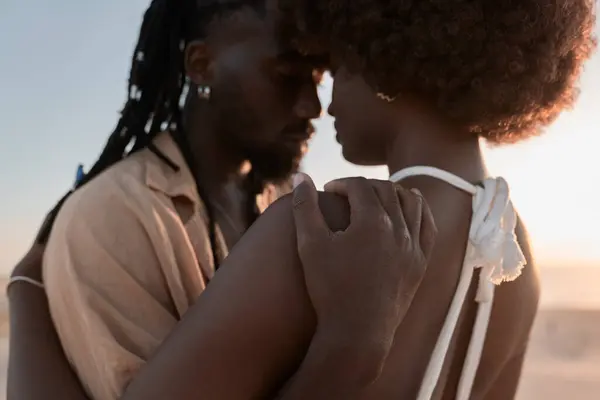Африканский Мужчина Дредами Обнимает Жену Африканскими Волосами Побережье Время Медового — стоковое фото