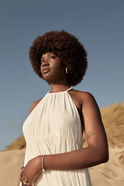 Sudut Rendah Perempuan Afrika Muda Dengan Rambut Afro Dan Tato — Stok Foto
