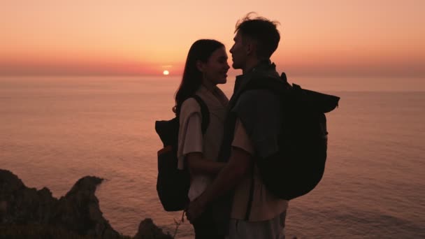 Sylwetka Młodej Pary Zakochanych Podróżników Dzielących Pocałunek Cudownym Zachodem Słońca — Wideo stockowe