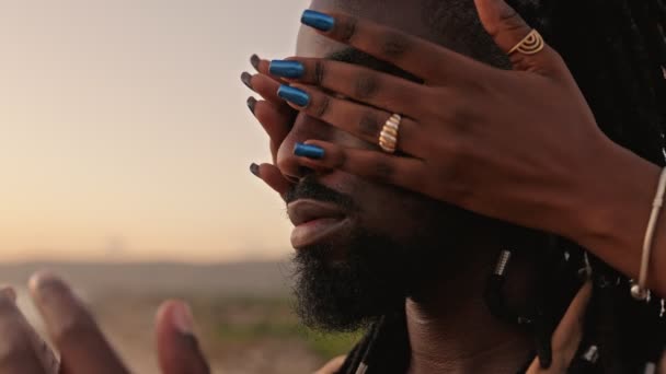 Африканская Женщина Игриво Закрывает Глаза Черным Мужчинам Символизируя Таинственную Любящую — стоковое видео
