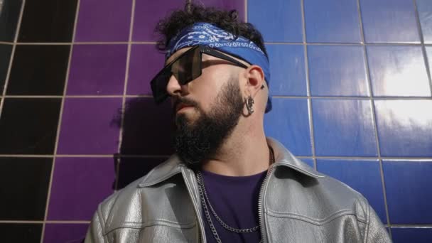 Hip Hop Künstler Mit Stirnband Und Sonnenbrille Dreht Mit Haltung — Stockvideo