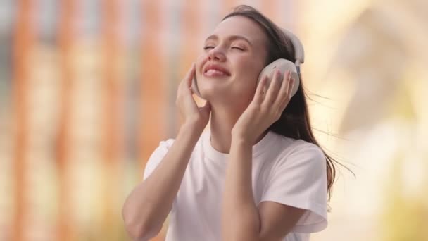 Teenage Dívka Ponořená Hudební Rozkoš Nošení Sluchátek Těší Její Oblíbenou — Stock video