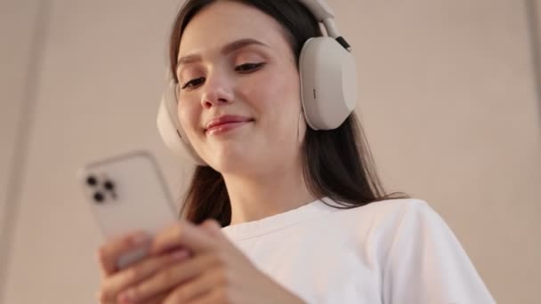 Närbild Ung Kvinna Prydd Med Hörlurar Välja Låt Sin Smartphone — Stockvideo