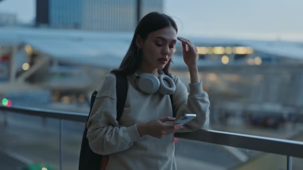夕暮れ時に迷子になった旅行者 バックパッカーは 夜の旅の間にバスステーションでナビゲートするためにスマートフォンを使用します — ストック動画