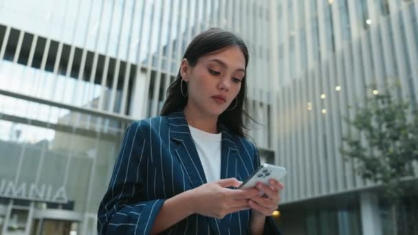 Young Businesswoman Office Attire Engages Phone Call Corporate Building Environment — Stock Video