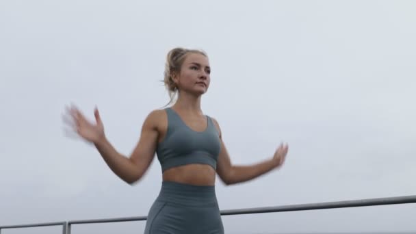Атлетичная Молодая Женщина Одетая Спортивную Одежду Выполняет Точные Прыжки Валеты — стоковое видео