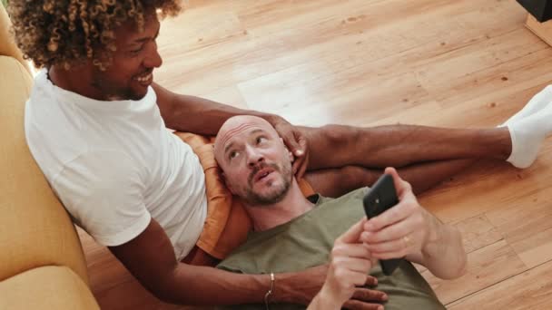 휴대폰을 파트너와 감정적인 대화를 코카서스 그들의 아늑한 아파트에서 따뜻하고 스러운 — 비디오