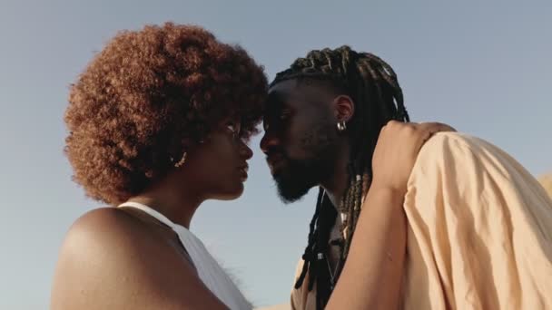 Egy Fiatal Afrikai Pár Közelsége Mélységesen Szerelmesek Intenzív Szemkontaktussal Ölelkeznek — Stock videók