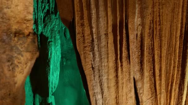 Komplizierte Schönheit Von Stalaktiten Und Stalagmiten Einem Höhleninneren Geologische Formationen — Stockvideo