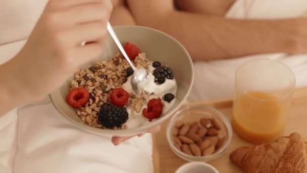 Zbliżenie Kobiety Ręka Mieszając Musli Jogurtem Misce Dzieląc Pyszne Śniadanie — Wideo stockowe