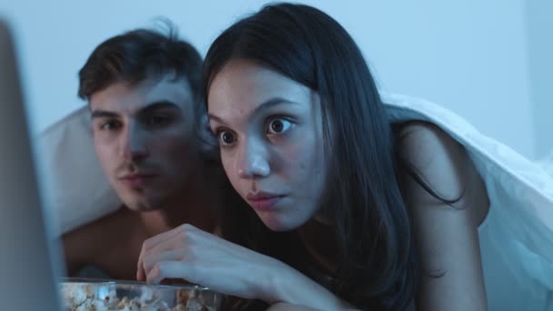 Een Jong Stel Geniet Van Een Filmavond Met Popcorn Bed — Stockvideo