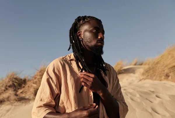 Düşük Açılı Afrikalı Bir Adam Kuru Tarlada Duruyor Kurumuş Çimenler — Stok fotoğraf