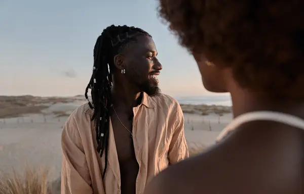 Pemuda Afrika Dengan Gimbal Berdiri Pantai Berpasir Sementara Pacar Melihat — Stok Foto