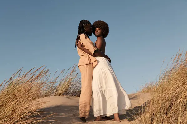 Sarılan Beyaz Elbiseli Kız Arkadaşa Sarılan Afrikalı Erkek Vücudu Güneşli — Stok fotoğraf