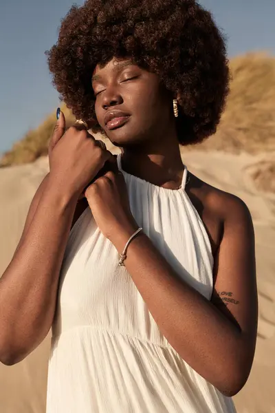Wanita Muda Afrika Dengan Rambut Afro Berbusana Putih Berdiri Pantai — Stok Foto