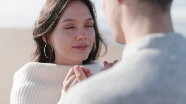 Närbild Ett Ungt Par Som Står Stranden Utbyta Kärleksfulla Blickar — Stockvideo