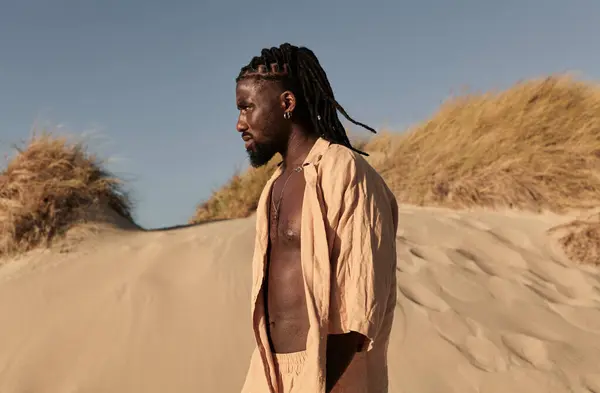 Pandangan Samping Pria Afrika Dengan Gimbal Mengenakan Baju Membuka Kancing — Stok Foto