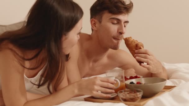 一对情侣与牛角面包和咖啡共进愉快早餐的温馨场景 表达了他们的爱意和结合 — 图库视频影像