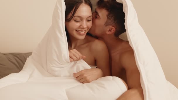 Piękna Para Dzieli Czuły Pocałunek Przytula Się Pod Białym Kocem — Wideo stockowe