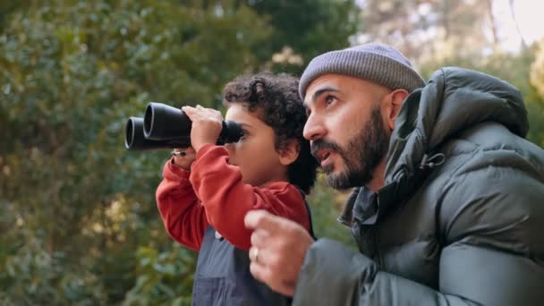 Adegan Menghangatkan Hati Seorang Ayah Dan Anaknya Yang Menggemaskan Menikmati — Stok Video