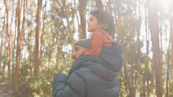 Adegan Manis Dari Anak Kecil Keriting Duduk Bahu Ayahnya Selama — Stok Video