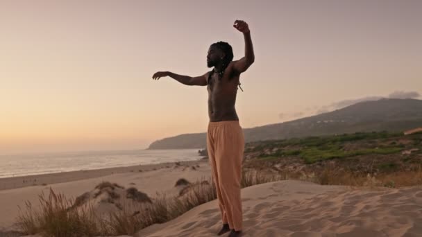 Artystyczny Portret Czarnego Mężczyzny Bez Koszulki Obejmującego Naturę Pięknej Plaży — Wideo stockowe
