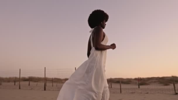 Eine Atemberaubende Schwarze Frau Einem Modischen Weißen Kleid Die Bei — Stockvideo