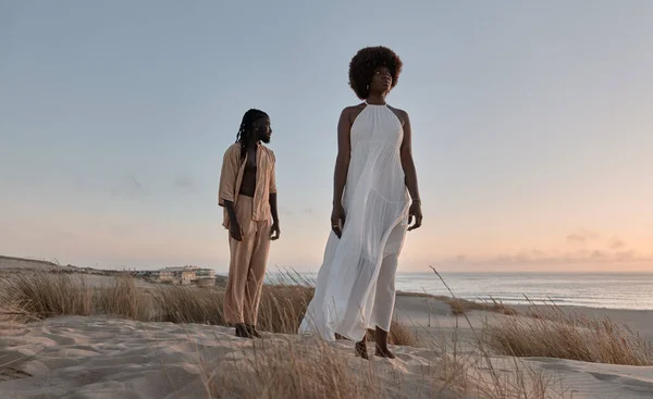 Tubuh Penuh Orang Afrika Dalam Pakaian Krem Berdiri Belakang Pacar — Stok Foto
