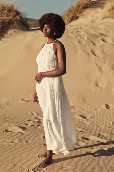 Pełne Ciało Młodej Zamyślonej Afrykańskiej Kobiety Długiej Białej Sukience Stojącej — Zdjęcie stockowe