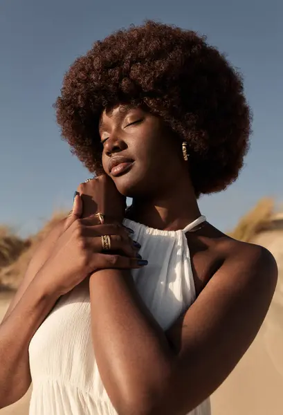 Wanita Kulit Hitam Sensual Muda Dengan Gaya Rambut Afro Dengan — Stok Foto