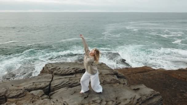 Corps Complet Une Femme Dansant Une Danse Contemporaine Abstraite Sur — Video