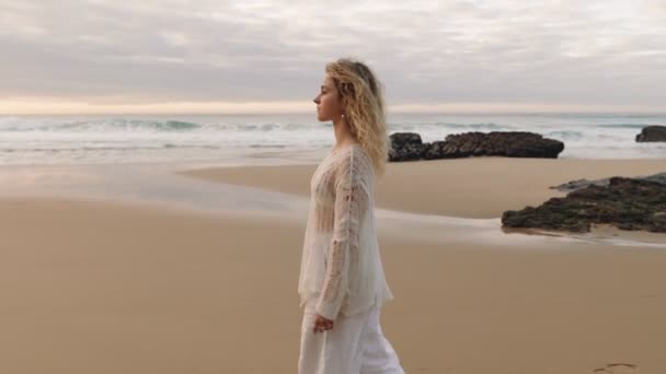 Piękna Młoda Blondynka Bieli Samotnie Spaceruje Pustej Plaży Głęboko Zamyślona — Wideo stockowe