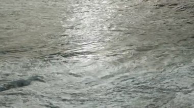 Okyanus dalgalarının büyüleyici görüntüleri çarptıkça güzel bir doku oluşturuyor köpüklü köpükle büyüleyici desenler oluşturuyor.