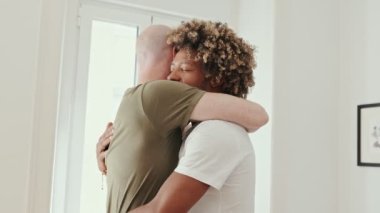 Eşcinsel bir çiftin mutluluğunu kucaklayın, evlerinin konforunda şefkatli bir dans edin, sıcak, doğal bir ışıkla banyo yapın.