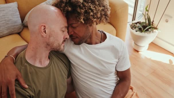 Olika Homosexuella Män Svart Afrikan Och Kaukasier Delar Ömsint Omfamning — Stockvideo