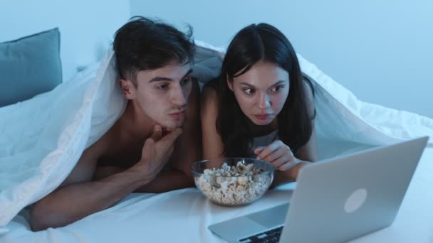 커플은 아늑한 노트북에 영화를보고 팝콘을 즐긴다 — 비디오