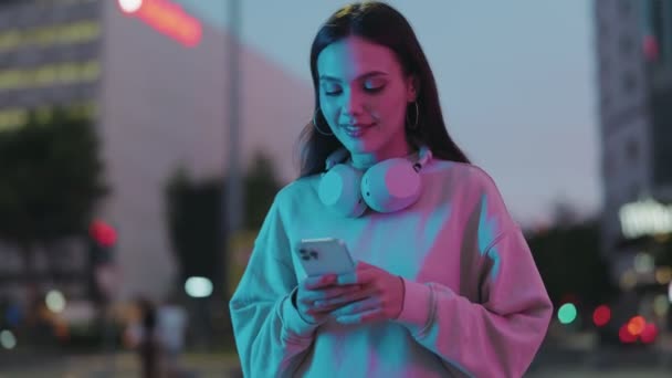 Modern Ung Kvinna Glatt Sms Smartphone Upplyst Neonljus Bär Eleganta — Stockvideo