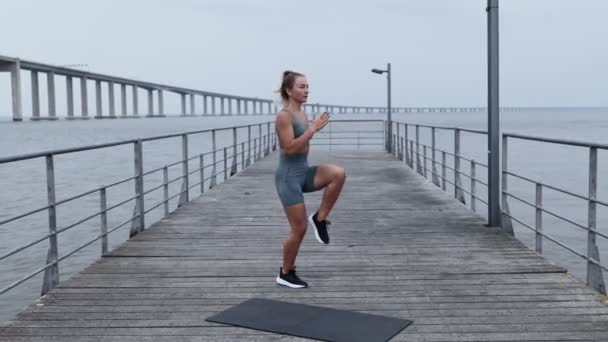Een Vastberaden Jonge Vrouw Gekleed Sport Leggings Een Strakke Top — Stockvideo