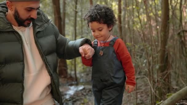 Padre Devoto Guía Adorable Hijo Pelo Rizado Para Equilibrarse Dando — Vídeos de Stock