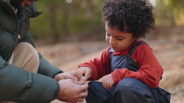 Adegan Mengharukan Sebagai Seorang Ayah Yang Tak Dikenal Dan Anaknya — Stok Video