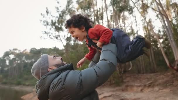 Momento Alentador Capturado Como Joven Padre Levanta Encantador Niño Aire — Vídeo de stock