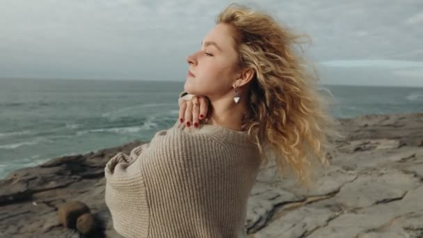 Młoda Blondynka Ubrana Sweter Tańczy Abstrakcyjny Artystyczny Taniec Skalistym Klifie — Wideo stockowe