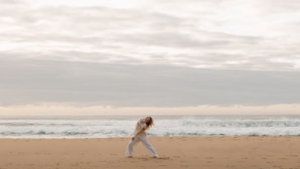 Опыт Красоты Художественного Танца Молодая Женщина Изящно Движется Уединении Пустом — стоковое видео