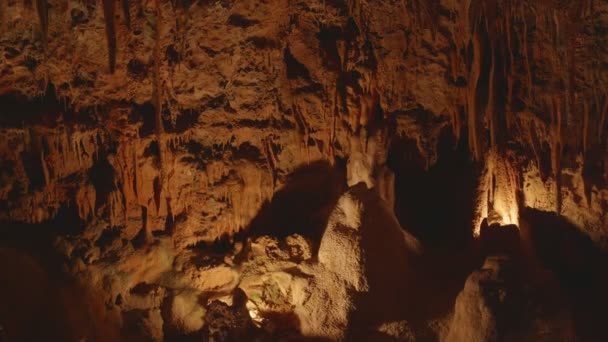 魅力的で質感のある岩の風景を作り出す無数のストラテジーで飾られた地下洞窟 表面下の隠された不思議に息をのむような光景 — ストック動画