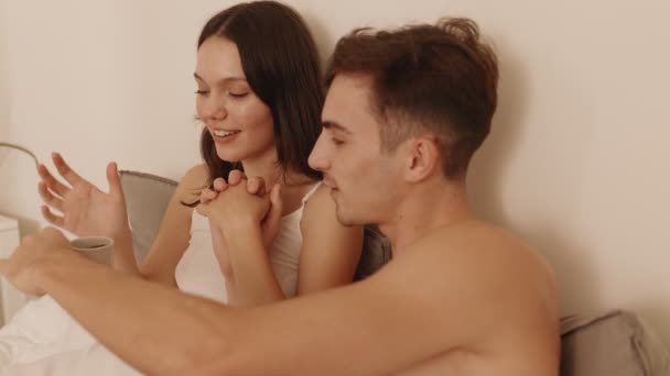 커플이 아늑한 침대에 커피를 체포로 사랑의 따뜻함 주의와 애정으로 부드러운 — 비디오