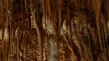 Mineral oluşumlarının görüntüsü, mağaraların tavanından sarkan sarkıtlar.