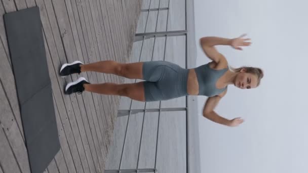 Dikey Çekimde Kararlı Odaklanmış Spor Giyimli Genç Bir Kadın Etkili — Stok video