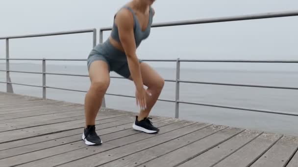 Femeie Tânără Hotărâtă Motivată Exerciții Aer Liber Într Tulbure Efectuând — Videoclip de stoc